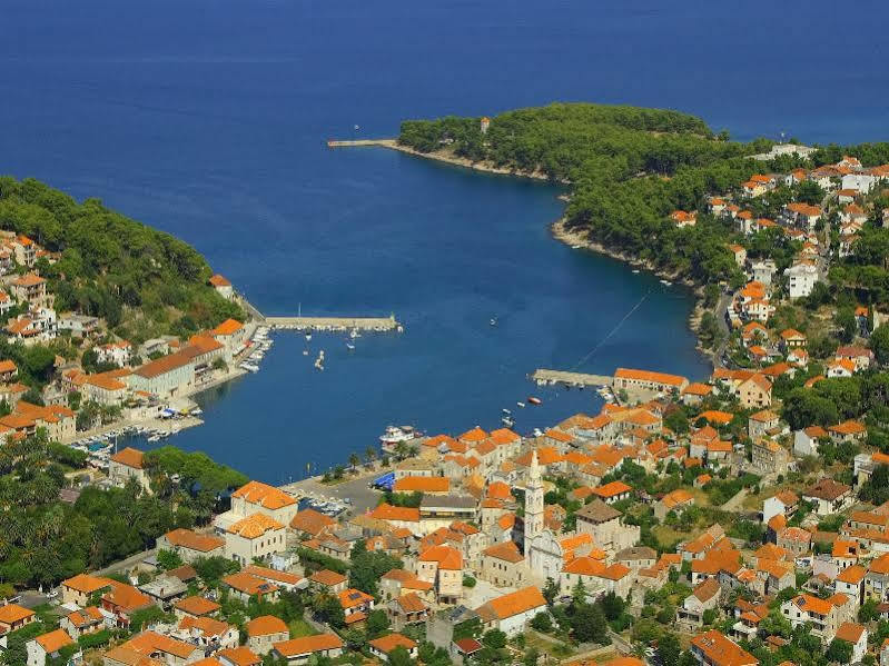 Fontana Bayside Park * Jelsa (Hvar)